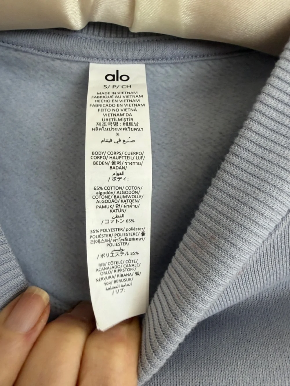 ALO Yoga Cropped  Accolade Crewneck Sweatshirt, color Winter Frost - Picture 3 of 5